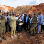 Le ministre des Mines, Louis Watum Kabamba, a ordonné, lundi 20 avril 2026, la fermeture d’un site d’exploitation aurifère illégal situé dans la chefferie de Djalasiga, en territoire de Mahagi, dans la province de l’Ituri